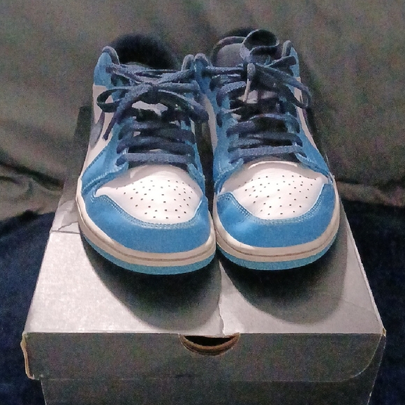 Nike Men's Blue and White Low-Top Sneakers - Picture 2 of 4